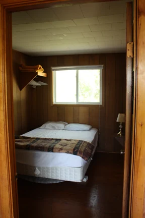 Pigeon-Lake-Resort-Cottage-fifteen-second-bedroom-queen-size-bed